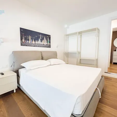 Capitolina 3 Tirabora Short Rent Triest
